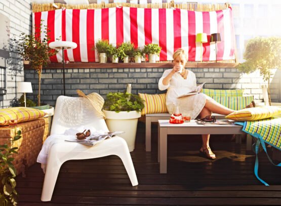 brise-vent-balcon-motifs-rayures-canape-droit-table-basse