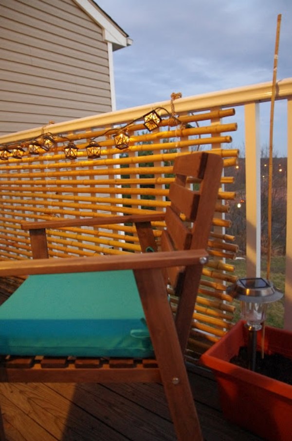 brise-vue-balcon-bambou-lanternes-chaise-bois