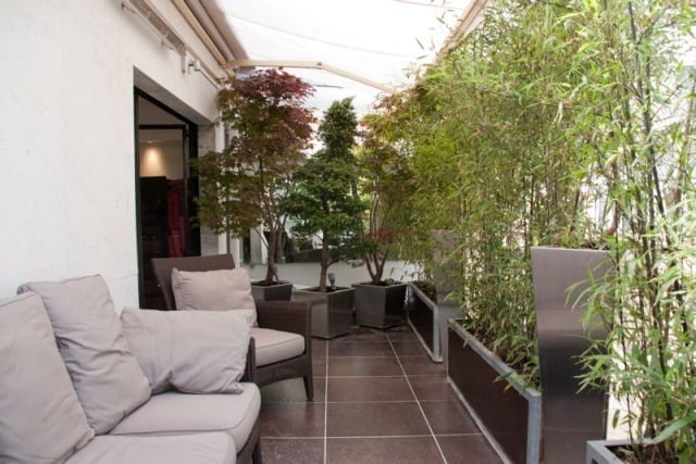 brise-vue-balcon-bambou-plantes-pot-fleurs-canape-confortable