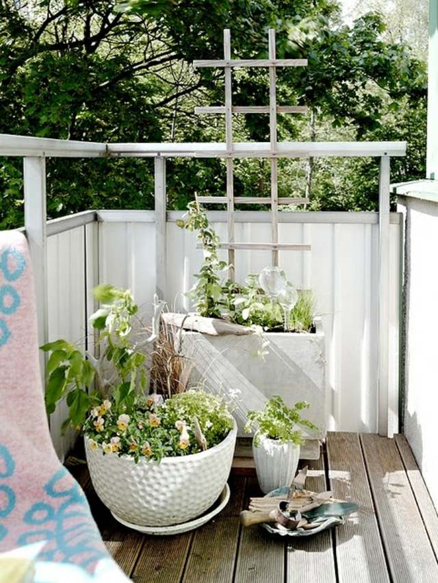 brise-vue-balcon-blanc-fleurs-pots
