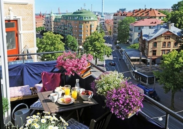 brise-vue-balcon-bleu-foncé-fleurs-jardinières brise-vue balcon