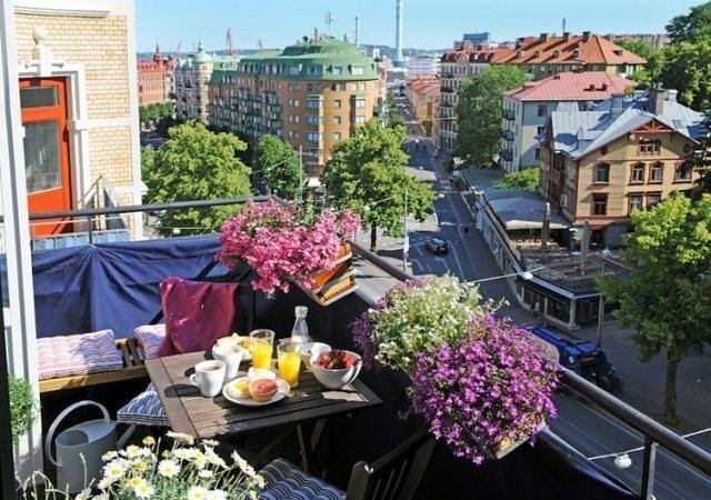 brise-vue-balcon-bleu-foncé-fleurs-jardinières