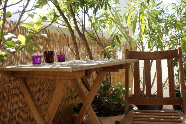 brise vue balcon cannes-bambou-table-rectangulaire-bois-chaise