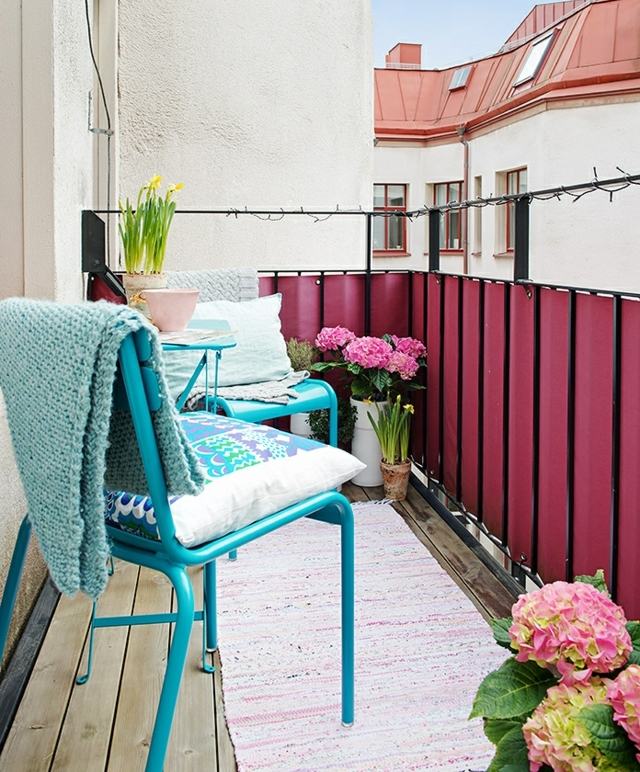brise-vue-balcon-rose-chaise-bleue-fleurs brise-vue balcon