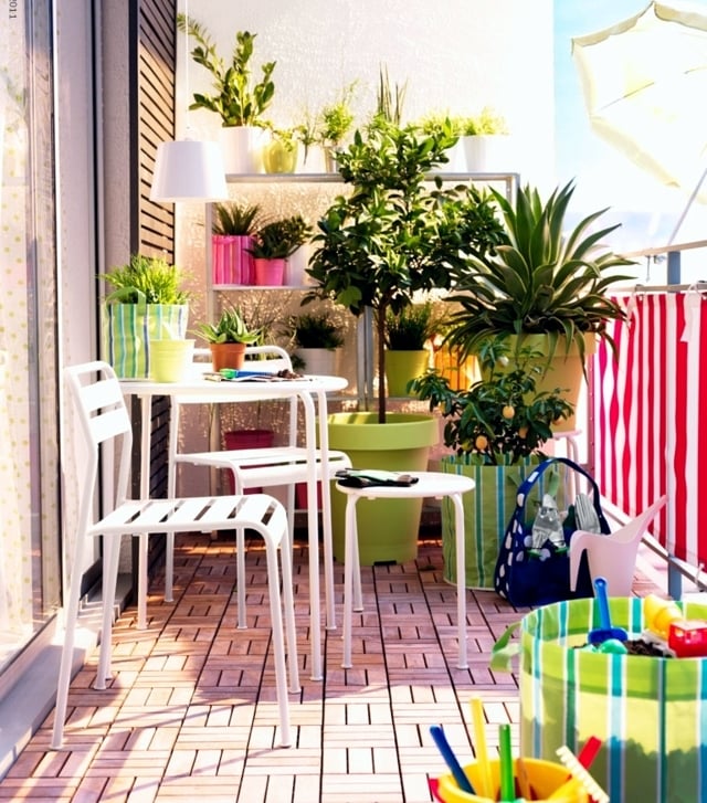brise-vue-balcon-rouge-blanc-parasol-plantes brise-vue balcon
