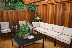 brise-vue-jardin-bois-canapé-chaises-métal-coussins