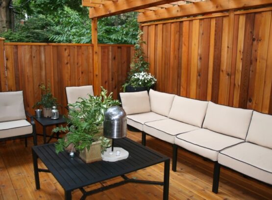 brise-vue-jardin-bois-canapé-chaises-métal-coussins