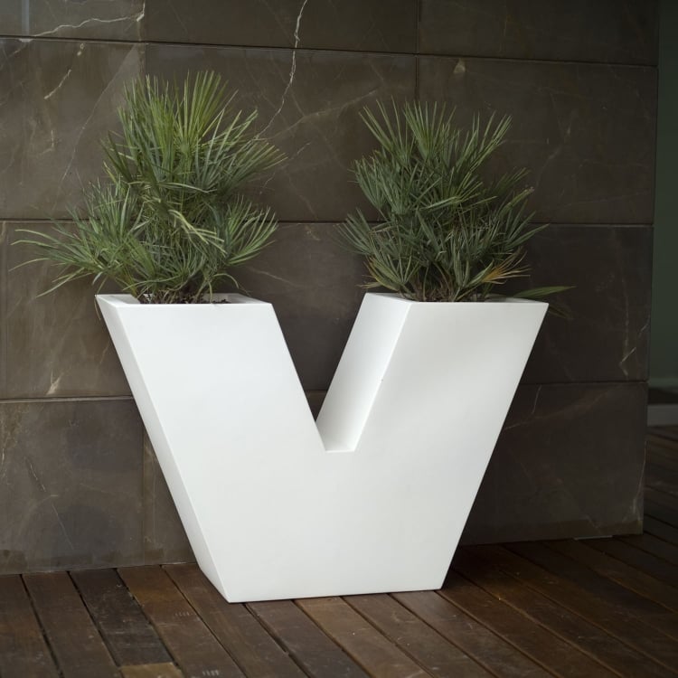 cache-pot design Vondom forme-lettre-V-terrasse-bois