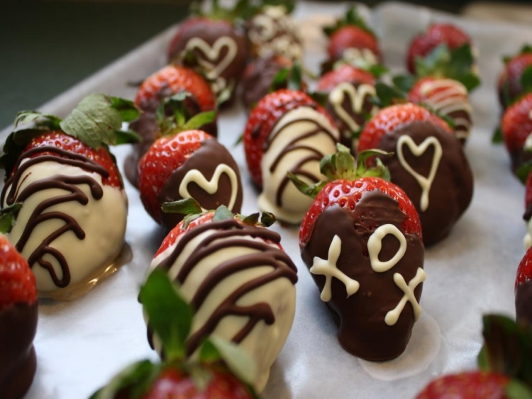 cadeau de Saint Valentin pour femme fraises-enrobées-chocolat