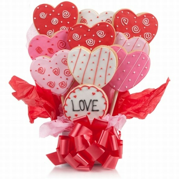 cadeaux-saint-valentin-biscuits-coeurs-arrangement-rose-rouge