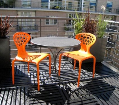 caillebotis-bois-balcon-grisâtre-chaises-orange