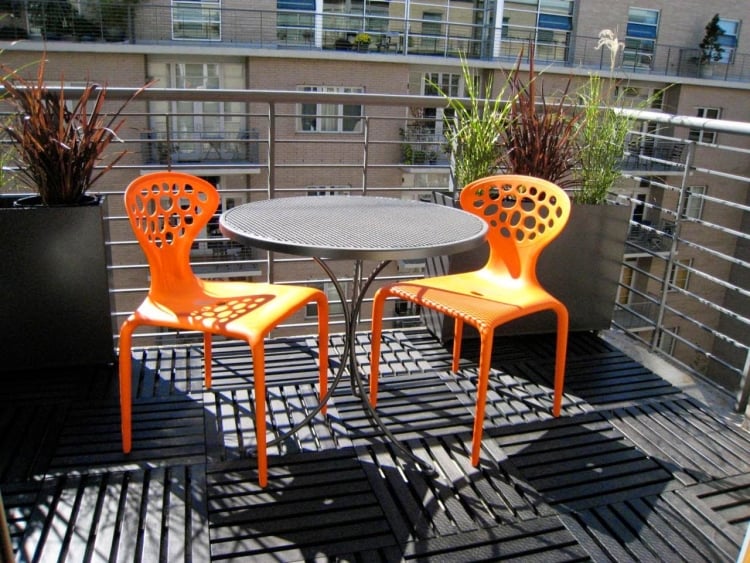 caillebotis-bois-balcon-grisâtre-chaises-orange caillebotis bois
