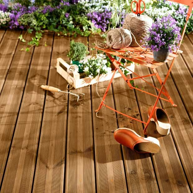 caillebotis-bois-forme-rectangulaire-chaise-orange-plantes