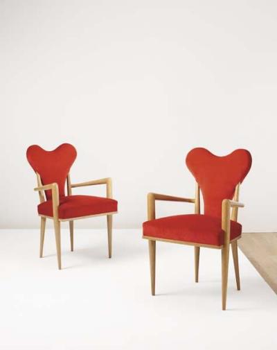 chaise-design-coeur-accoudoir-bois-solide