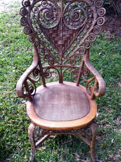 chaise design coeur-materiau-dossier-bois