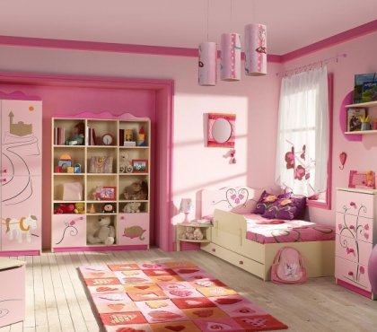 chambre-enfant--couleur-rose-armoires-lit-deco