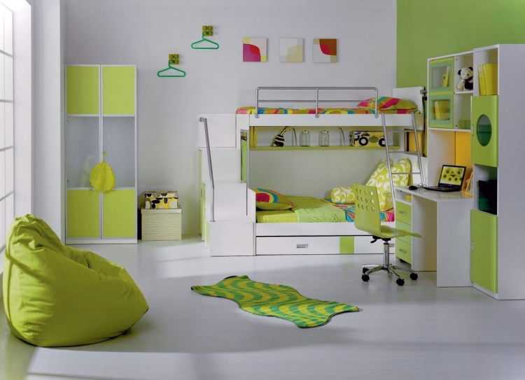 chambre enfant lit-mezanine-pouf-chaises-armoire