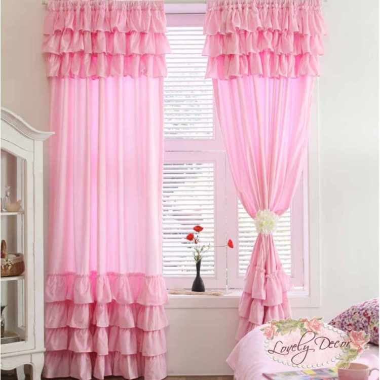 chambre-enfant-rideaux-couleur-rose-idee-amenagement