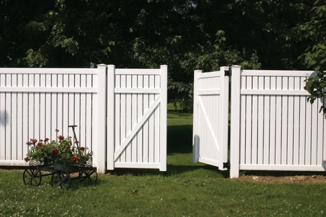 clôture PVC blanche aspect bois peint blanc