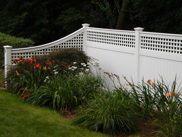 clôture en PVC blanche structure solide partie supérieure treillis