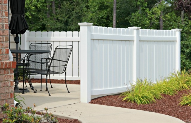 clôture en PVC blanche séparer patio terrasse jardin