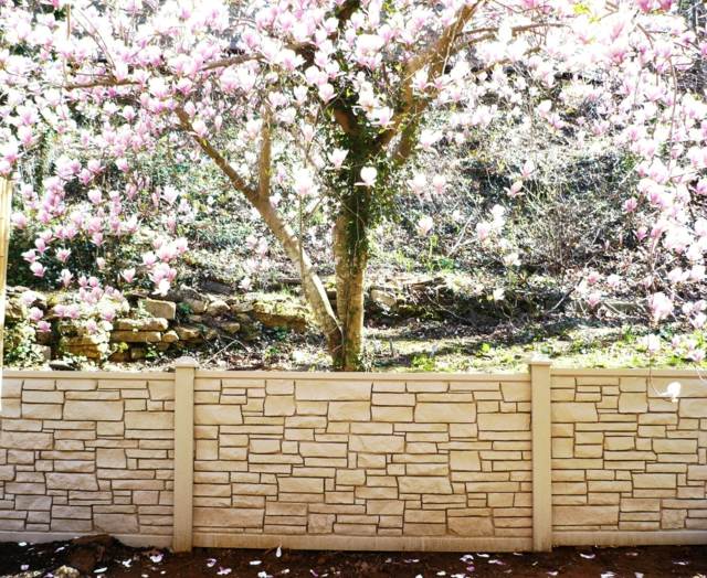 clôture en PVC imitation pierre arbre fleuri