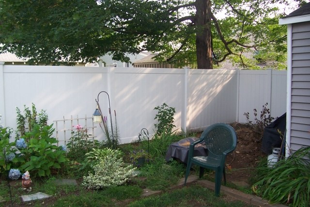 clôture-jardin-couleur-blanche-chaise-plastique