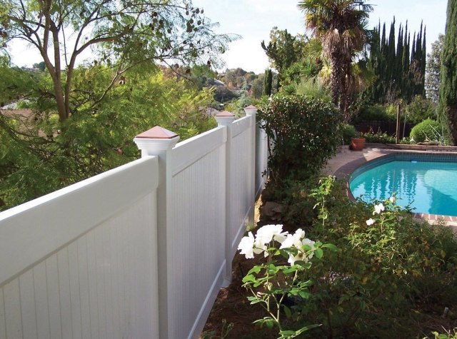 clôture-jardin-couleur-blanche-piscine
