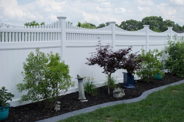 clôture-jardin-couleur-blanche-plantes-lanterne