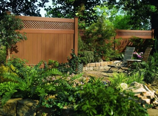 clôture-jardin-plastique-imitation-bois-vegetation-abondante