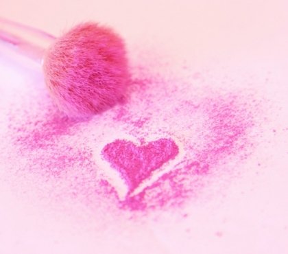 conseils-maquillage-saint-valentin-poudre-rose