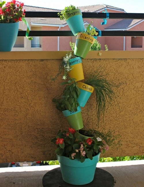 décorer son balcon plantes-aromatiques-pots-originaux