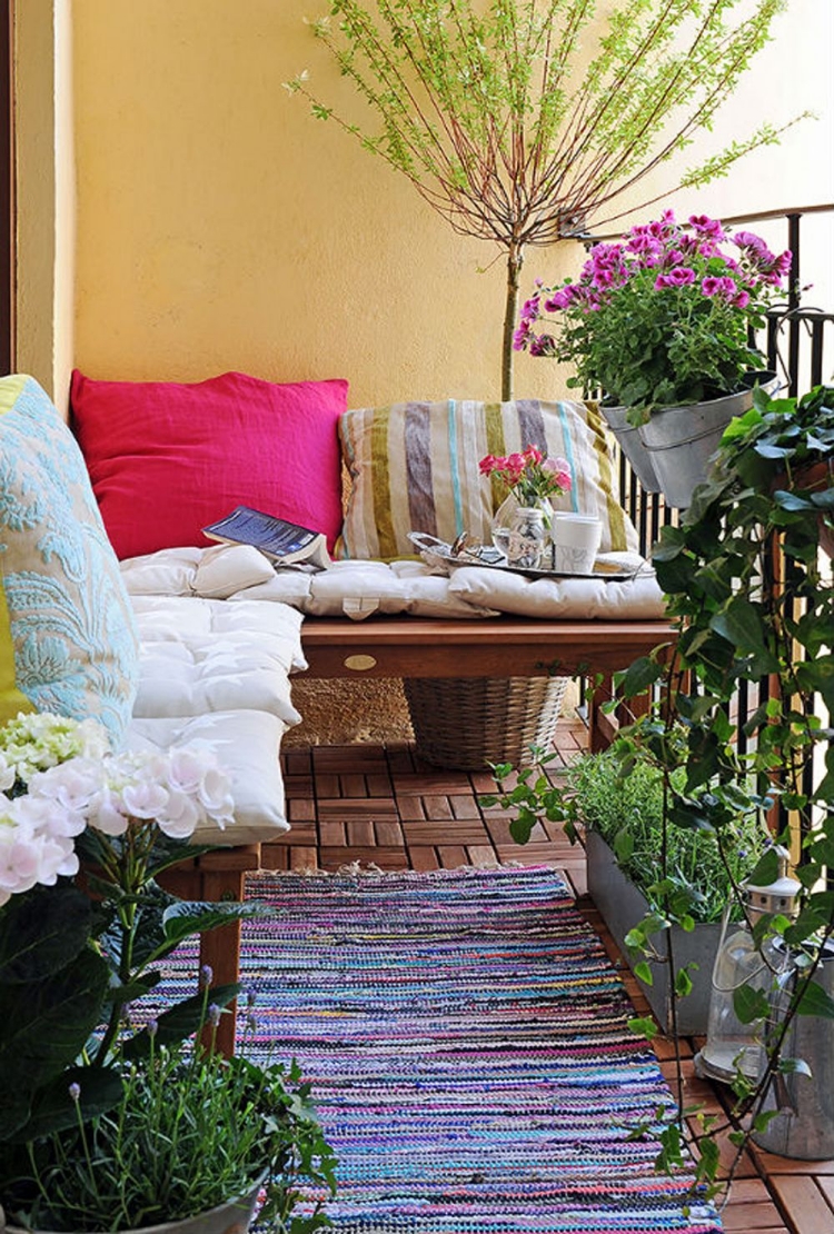 décorer son balcon printemps plantes fleurs pots