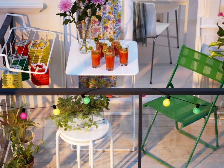 décorer-table-balcon-bouquet-fleurs-jus-orange