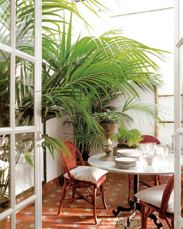 décorer-table-balcon-plantes-vertes table de balcon