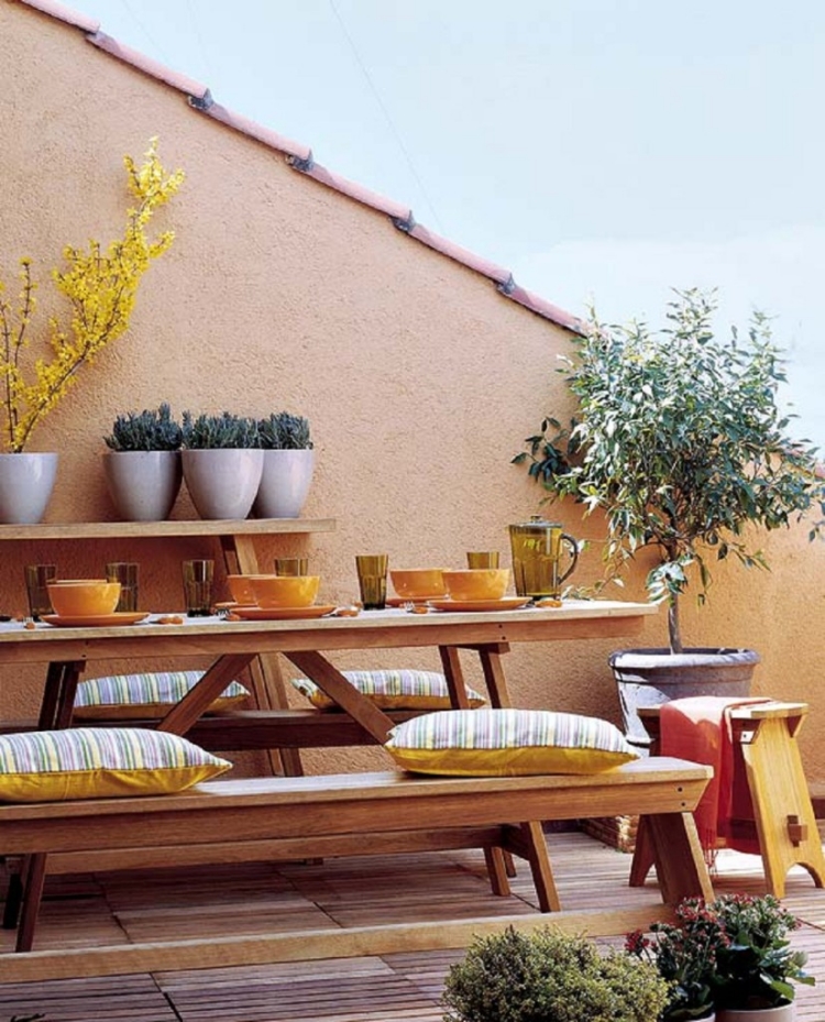 décorer-table-balcon-verres-jaunes-coussins table de balcon
