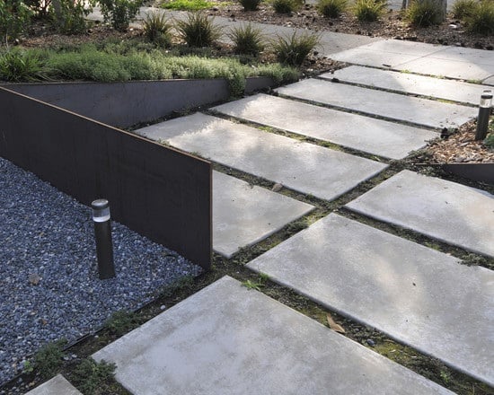 dalles-beton-jardin-rectangulaires-gravier dalles béton
