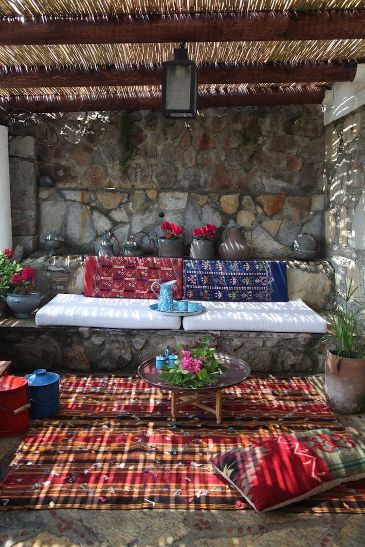 décoration terrasse –bohème-auvent-canisse-tapis-extérieur-coussins-sol-motifs