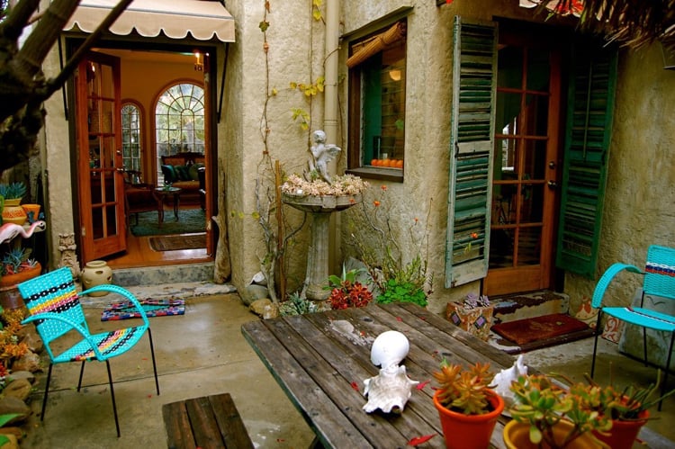 décoration terrasse –bohème-chaises-tressées-turquoise-succulentes