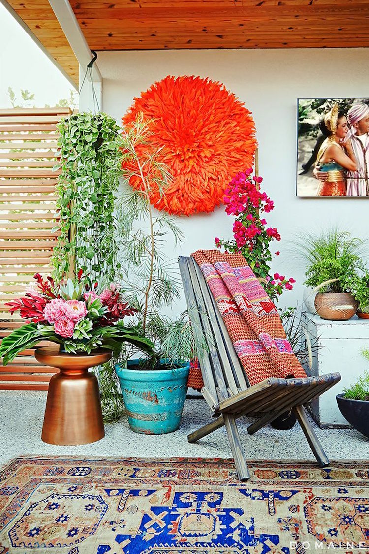 décoration terrasse –bohème-tapis-extérieur-table-appoint-cuivre-fleur-artificielle-orange-couverture-motifs-ethniques