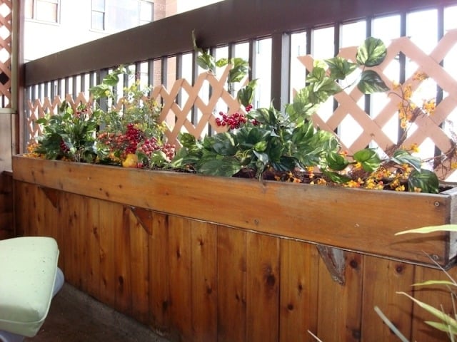 deco-balcon-plantes-jardinière-grande-bois déco balcon