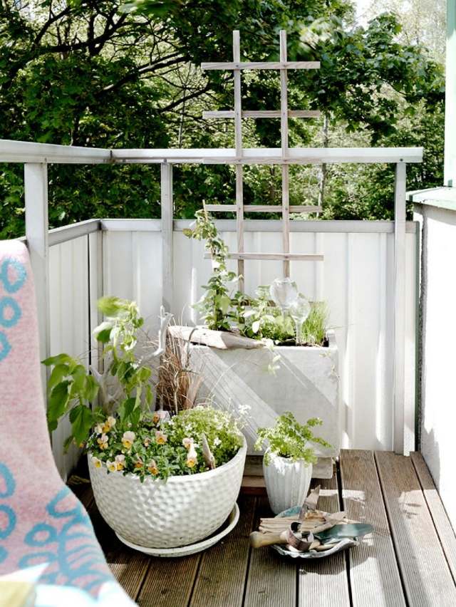 deco-balcon-plantes-plantes-pots-blancs déco balcon