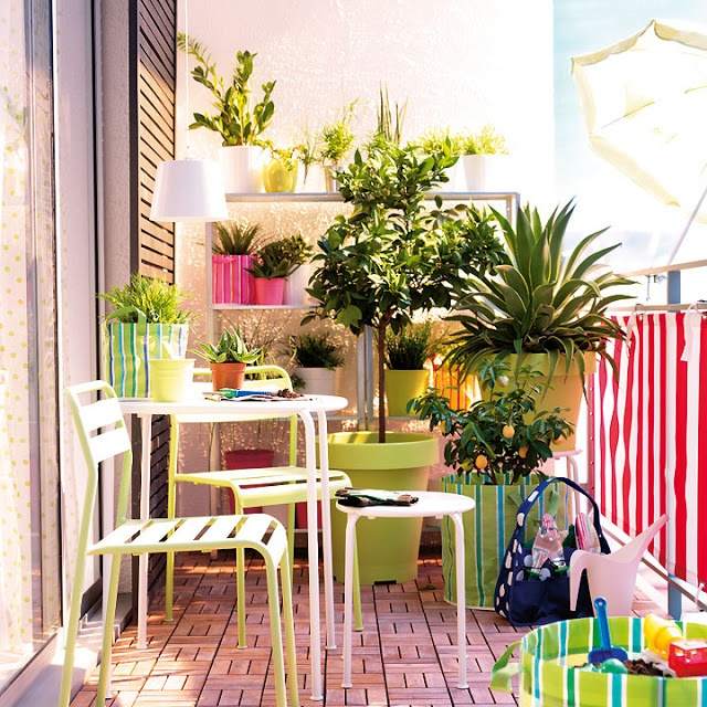 deco-balcon-plantes-vertes-pots-multicolores déco balcon