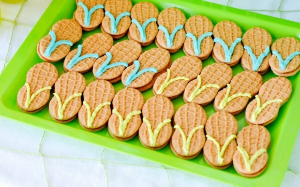 deco-fete-jardin-biscuits-décorés-plateau-vert déco fête