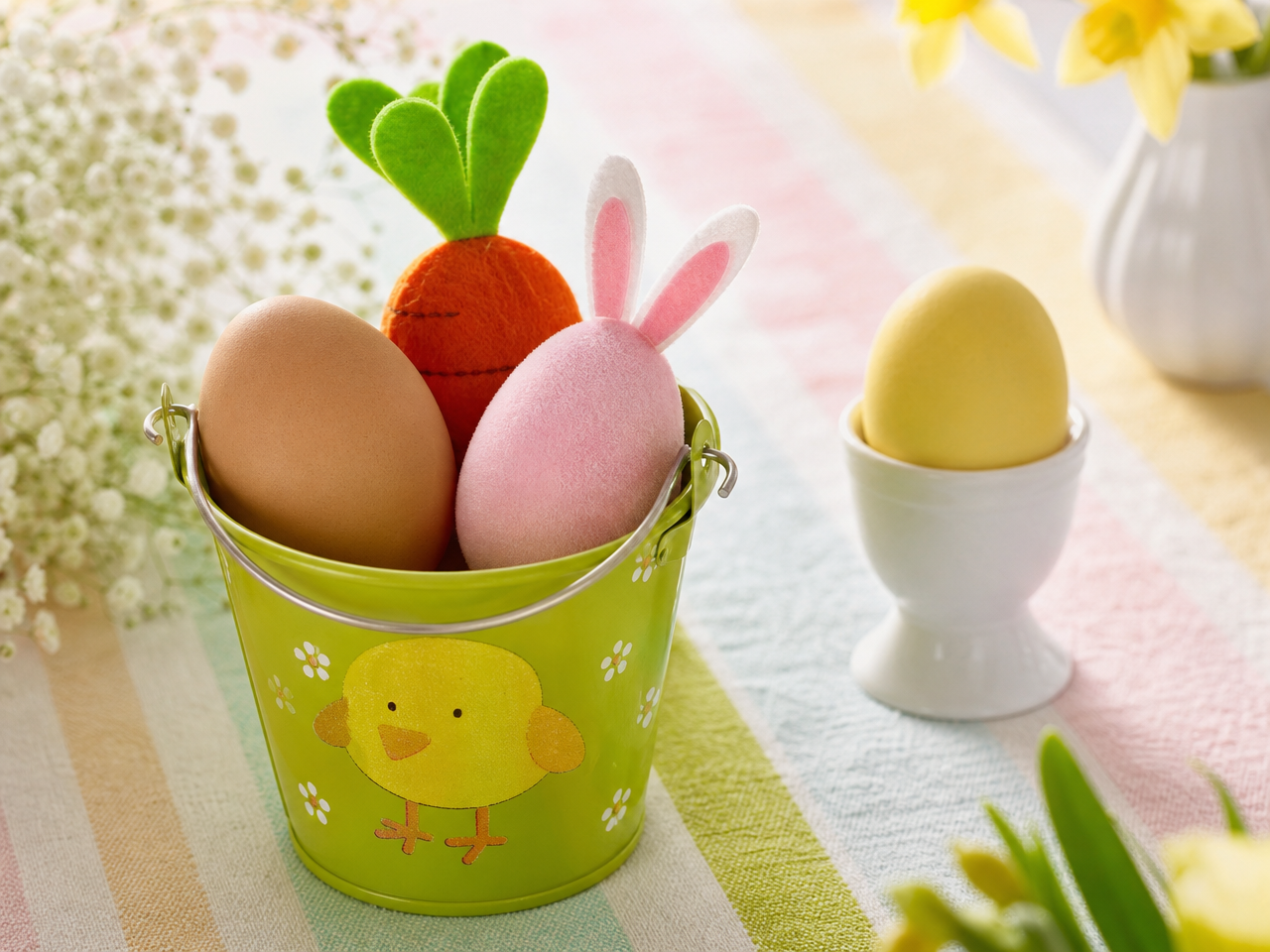 deco-Paques-oeufs-decores-lapin-rose-carotte