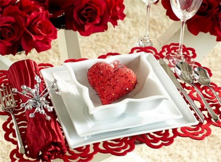 deco-st-valentin-coeurs-décoratif-roses-dessous-assiette