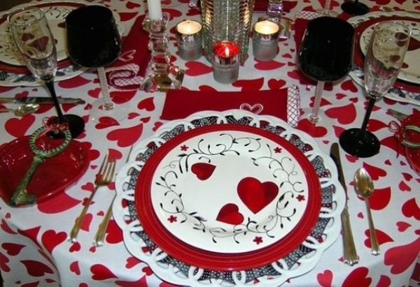 deco-table-saint-valentin-assiette-motifs-coeurs-nappe