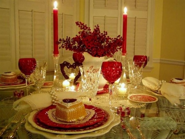 deco-table-saint-valentin-chandelles-dessert-rond-serviette idée St-Valentin