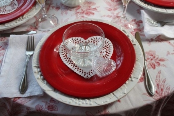deco-table-saint-valentin-coeur-blanc-papier-assiettes