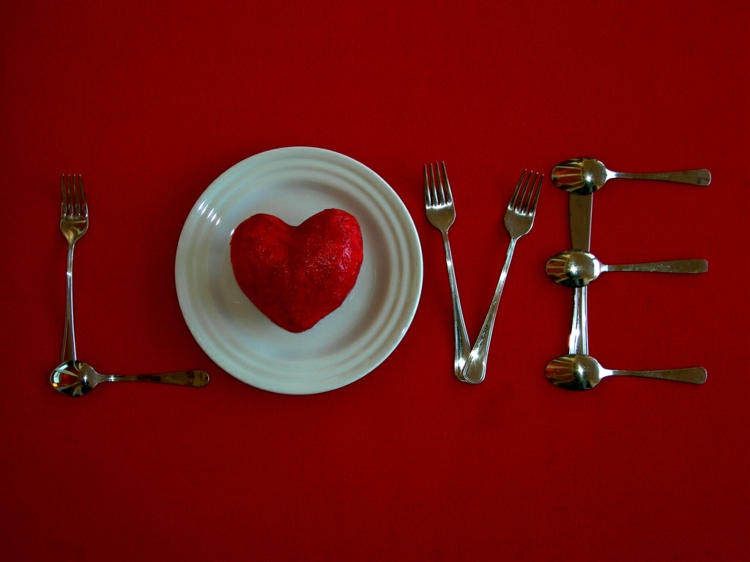 deco-table-saint-valentin-coeur-rouge idée St-Valentin